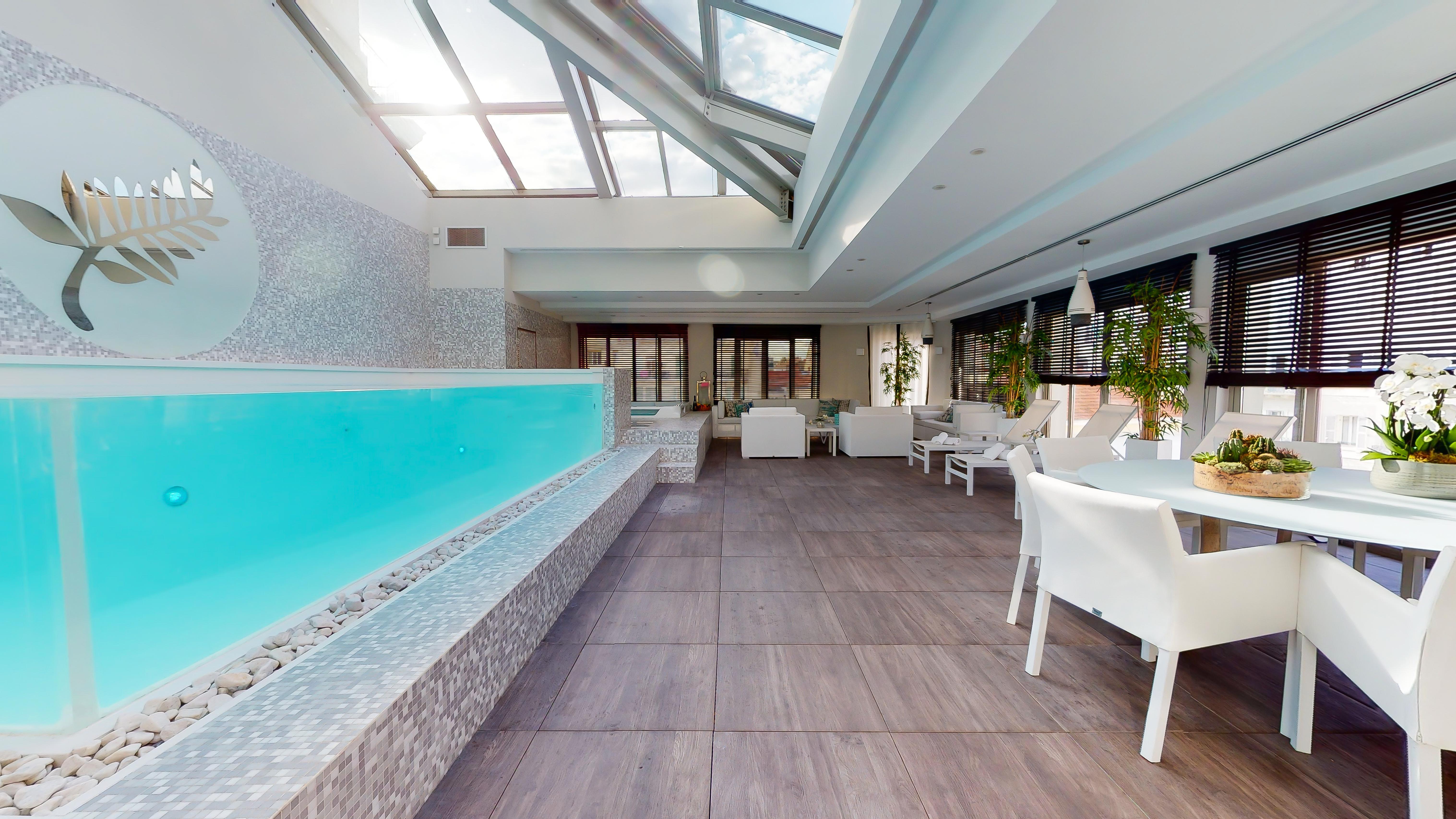 THE POOL HOUSE Cannes 1