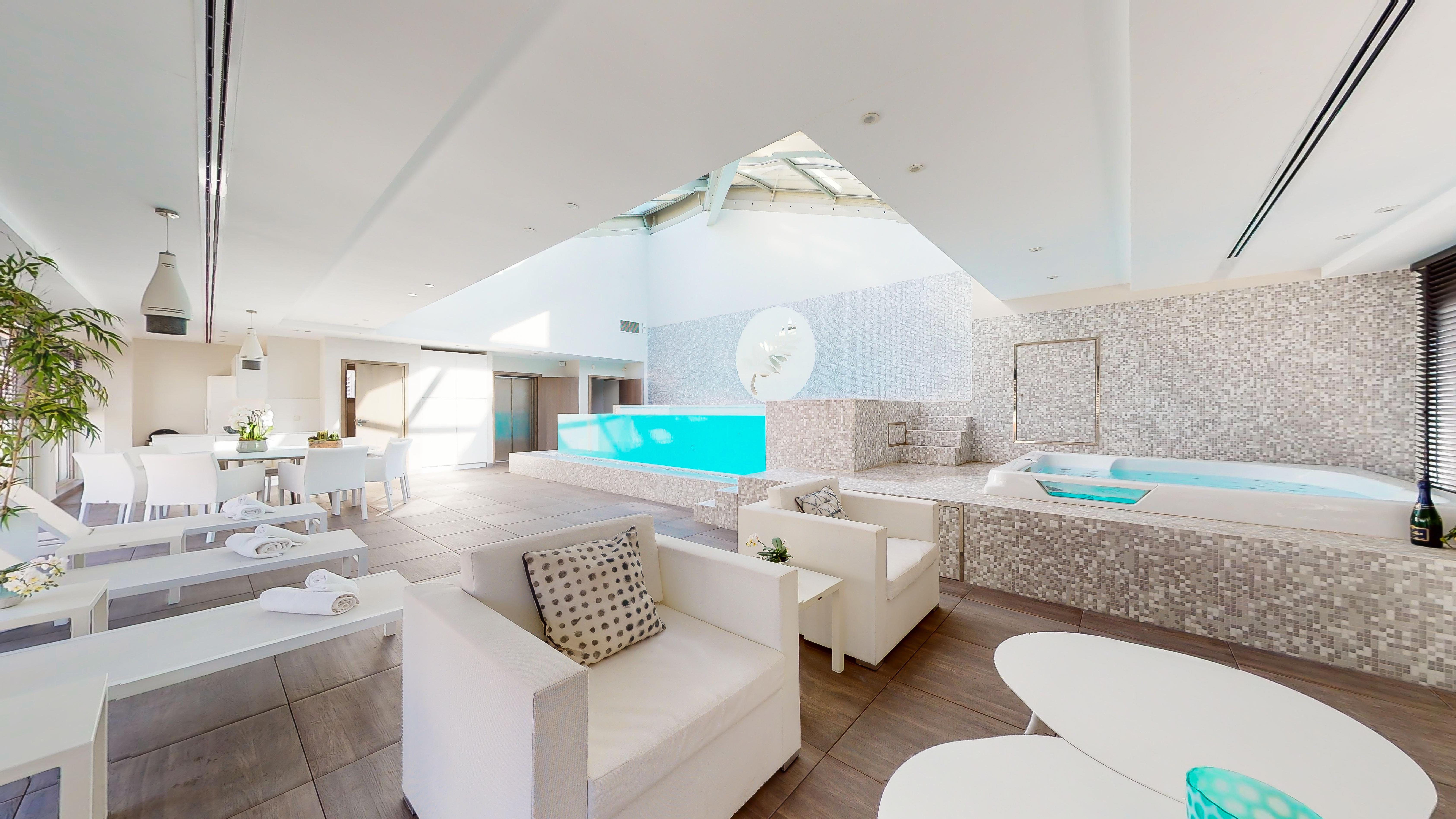 THE POOL HOUSE Cannes 4